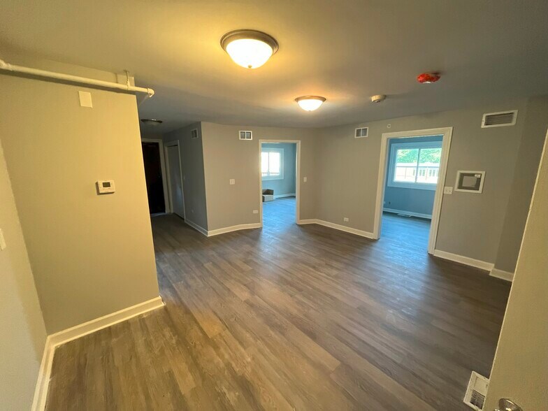 More Photos Of 126 W Maple Ave, Mundelein Apartments For Sale