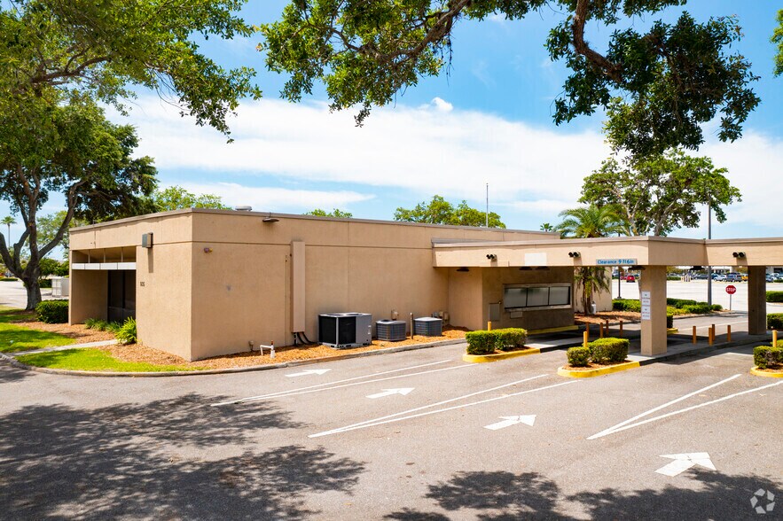 More Photos Of 935 Beneva Rd N, Sarasota Bank For Lease