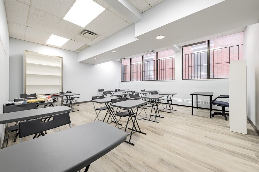 More Photos Of 7199 Boul Saint-Michel, Montréal Storefront Retail Office For Lease