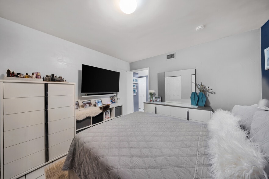 More Photos Of 569 SW 4th St, Miami Apartments For Sale