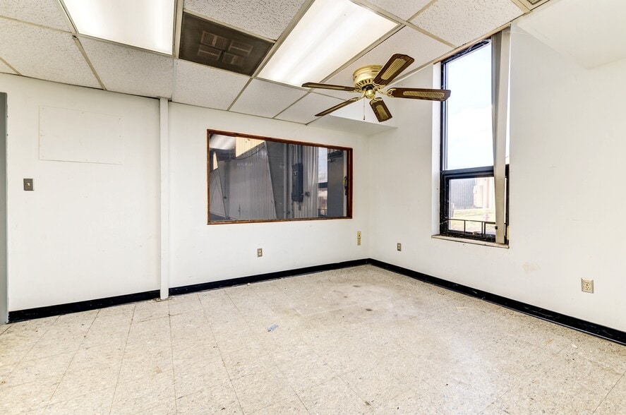 More Photos Of 617 Cepi Dr, Chesterfield Warehouse For Sale