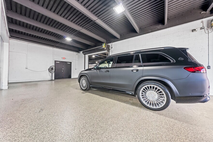 More Photos Of 2500 NW 39th St, Miami Light Distribution For Sale