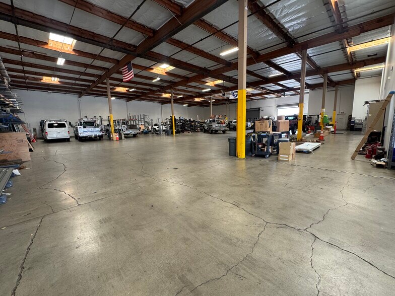 More Photos Of 1341-1343 N Blue Gum St, Anaheim Manufacturing For Lease