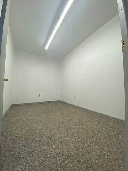 More Photos Of 501 E Main St, Palmyra Freestanding For Lease