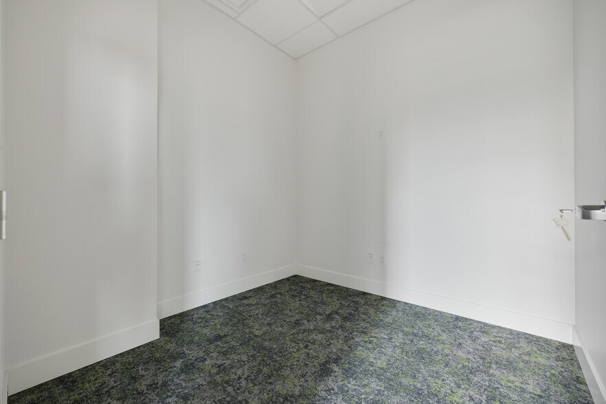 More Photos Of 9425 Sandifur Pky, Pasco Office For Sale