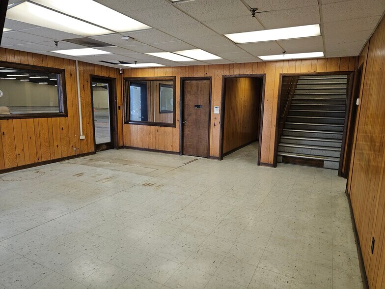 More Photos Of 1551 S Wilcox Dr, Kingsport Distribution For Lease