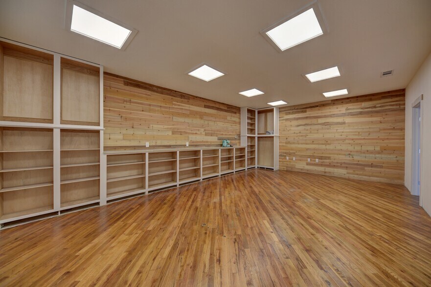 More Photos Of 103 N Main, Moulton Showroom For Sale