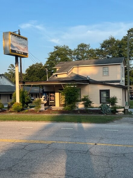 More Photos Of 1330 Main St, Turbeville Hotel For Sale
