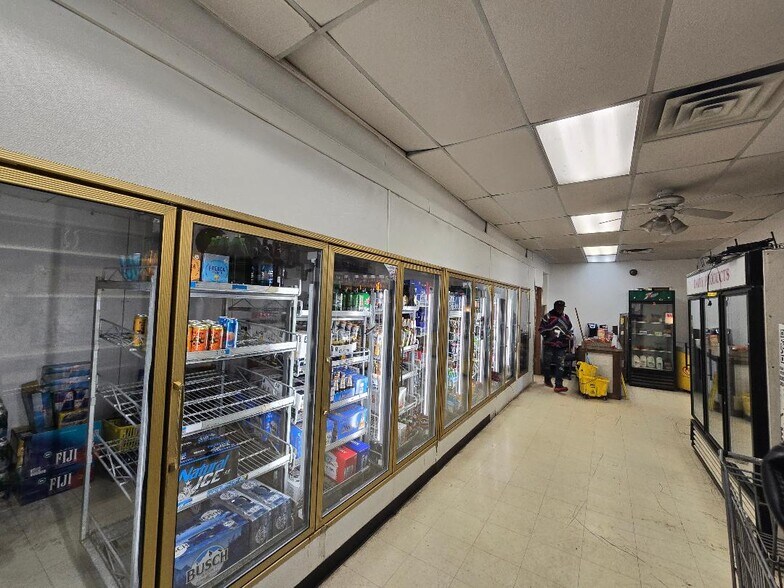 More Photos Of 541 University Pkwy, University Park Convenience Store For Sale