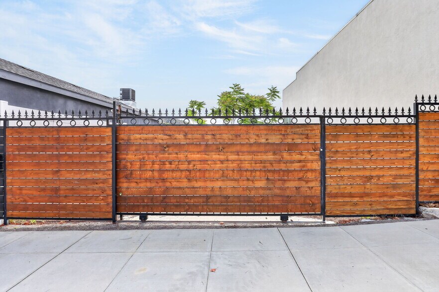 More Photos Of 9939 Commerce Ave, Tujunga Storefront For Sale