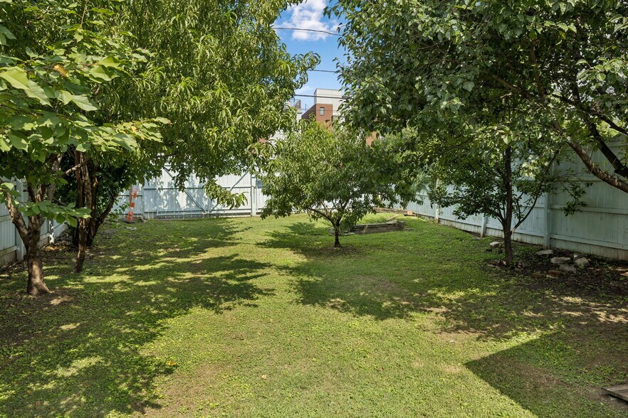 More Photos Of 206 S 11th St, Nashville Office For Sale