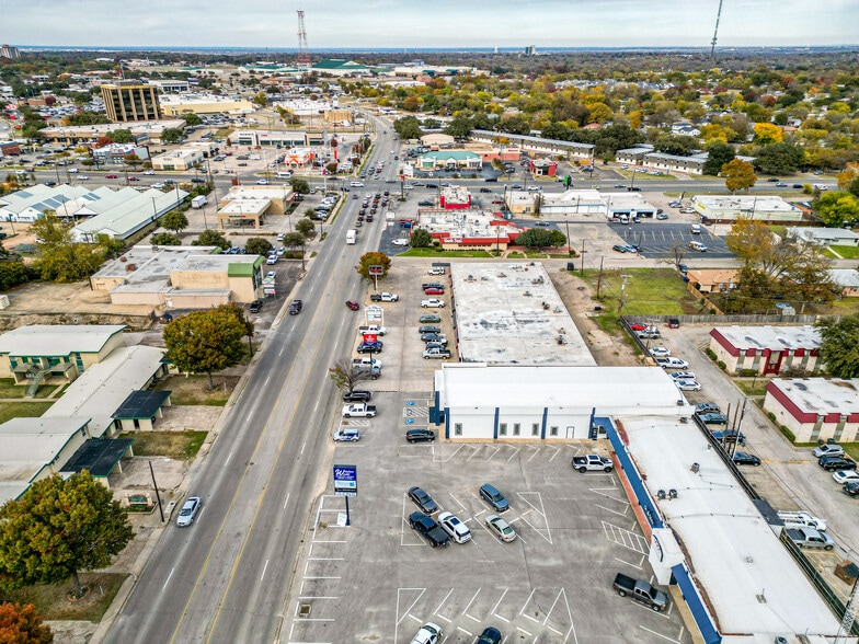 More Photos Of 929-941 Lake Air Dr, Waco Storefront For Lease