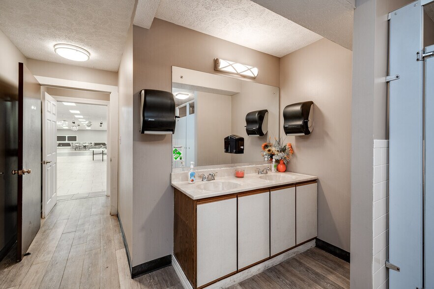 More Photos Of 6962 Coles Rd, Middletown General Retail For Sale