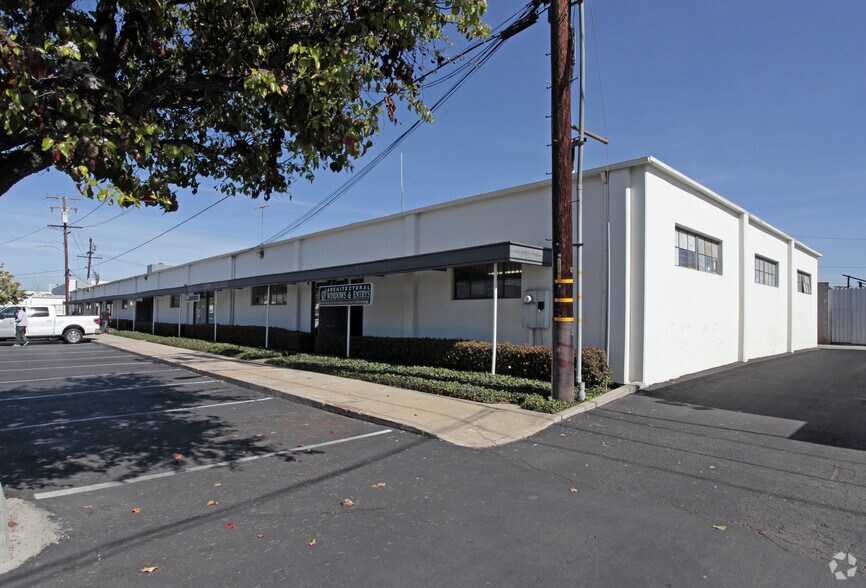 More Photos Of 3014 S Halladay St, Santa Ana Warehouse For Lease
