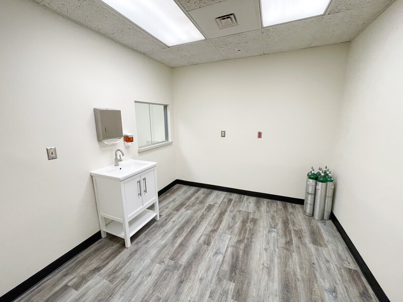 More Photos Of 4820 S Arrowhead Dr, Independence Medical For Lease