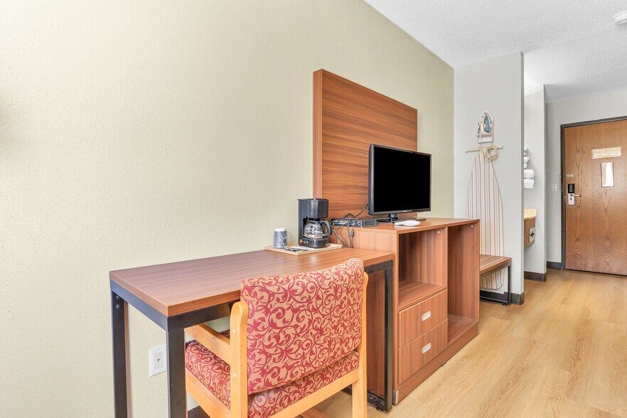 More Photos Of 630 W Main St, El Paso Hotel For Sale