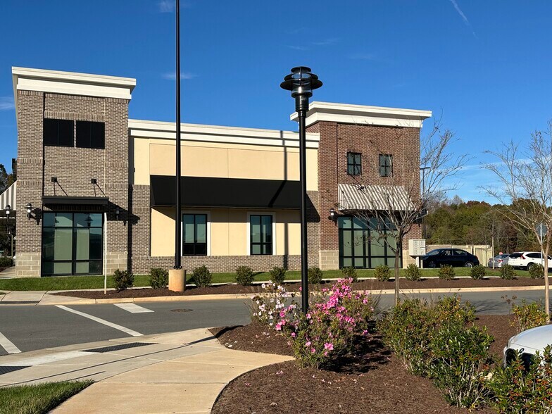 More Photos Of 14013 N Creek Village Dr, Huntersville Unknown For Lease