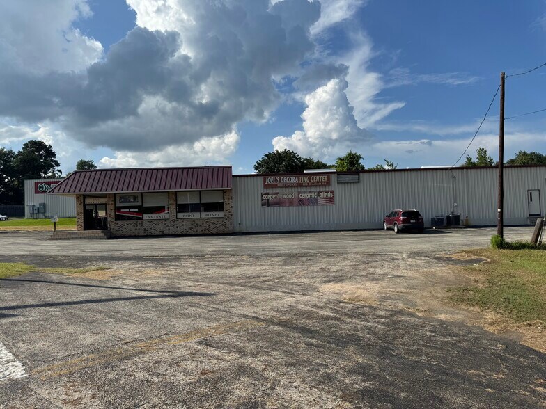 More Photos Of 1900 Crockett Rd, Palestine Storefront For Sale