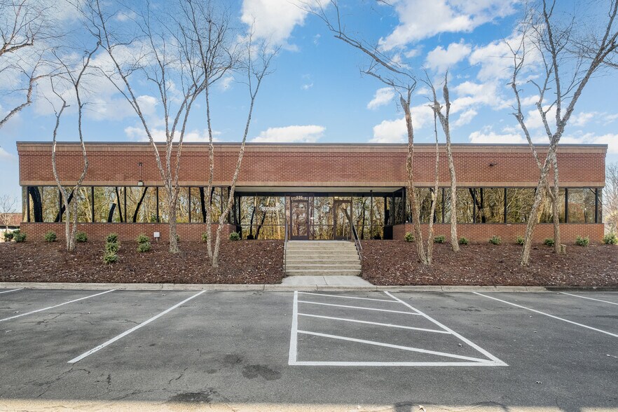 More Photos Of 1805 Sardis Rd N, Charlotte Unknown For Lease