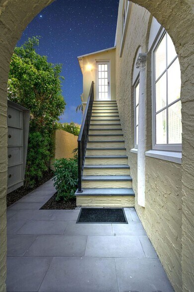 More Photos Of 212 Oleander Ave, Palm Beach Apartments For Sale