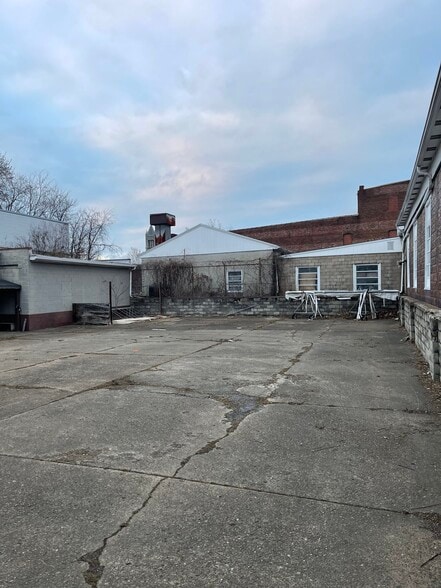 More Photos Of 65 E Fayette St, Uniontown Showroom For Sale