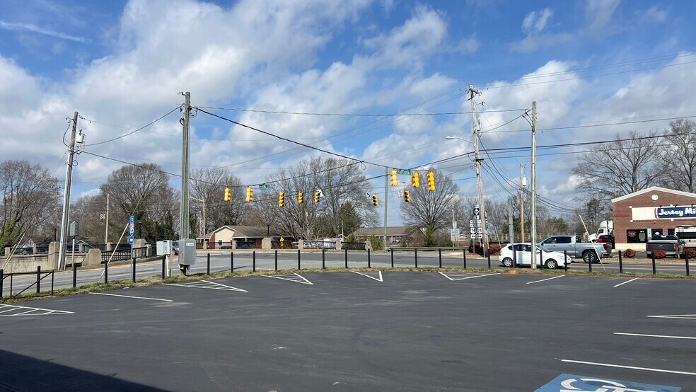 More Photos Of 111 W King St, Kings Mountain Freestanding For Lease