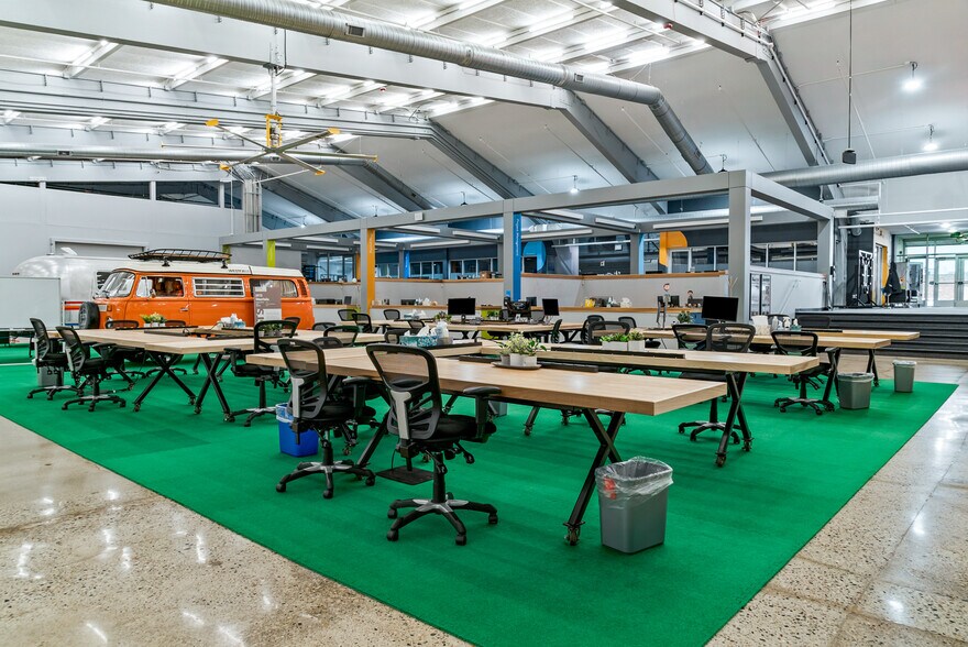 More Photos Of 400 W Maple Rd, Troy Office For Sale