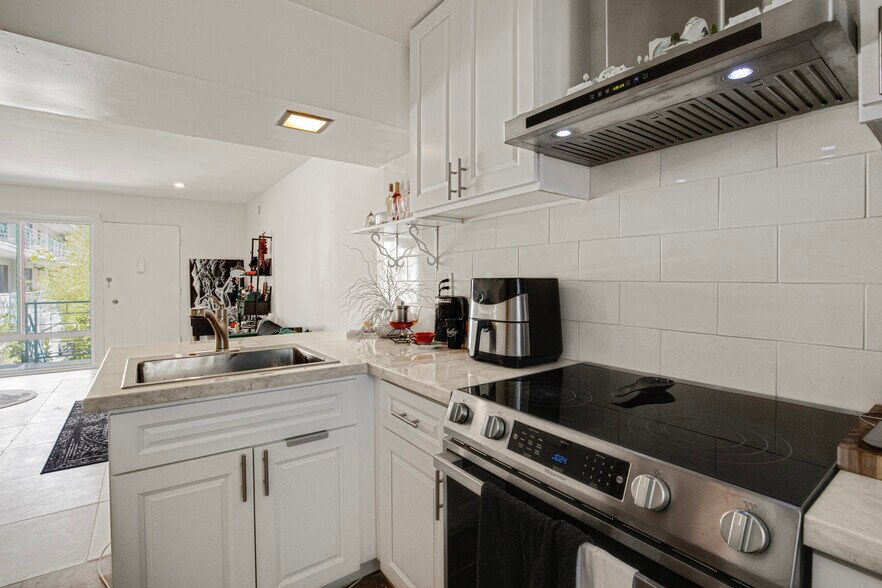 More Photos Of 1959 Grace Ave, Los Angeles Apartments For Sale