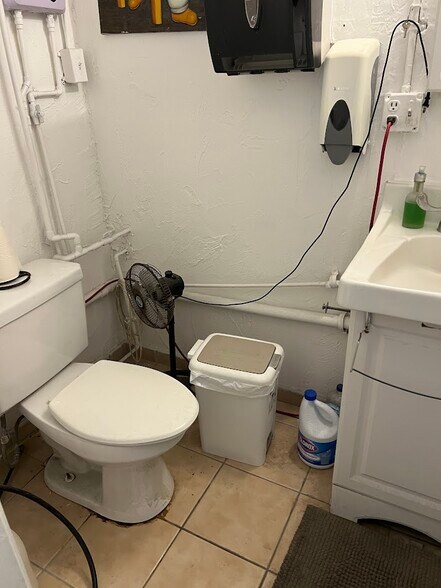 More Photos Of 205 N Dixie Hwy, Hallandale Beach Service For Sale