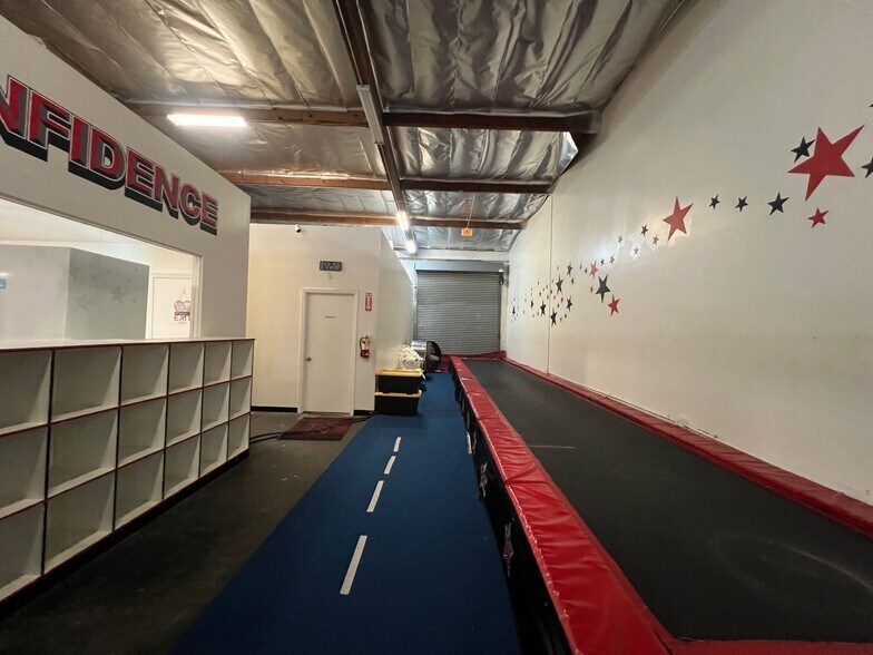 More Photos Of 8803-8811 Amigo Ave, Northridge Warehouse For Lease