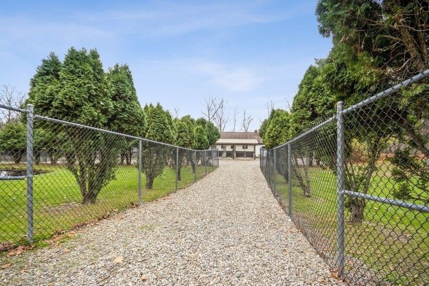 More Photos Of 109-111 N Cross Rd, Lagrangeville Veterinarian Kennel For Sale