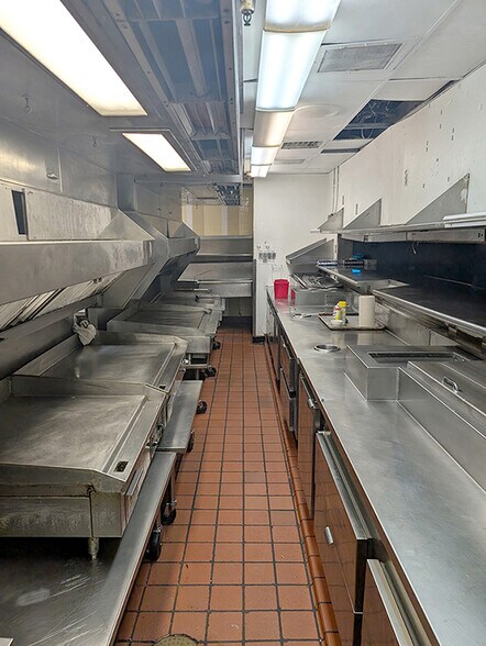 More Photos Of 1505 W 19th St S, Newton Restaurant For Lease