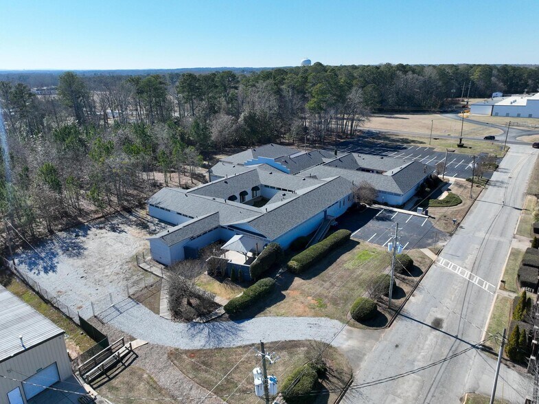 More Photos Of 1016 Everee Inn Rd, Griffin Business Park For Sale