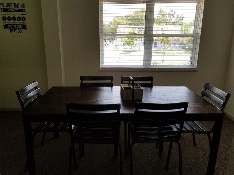More Photos Of 893-905 High St, Worthington Storefront Retail Office For Lease
