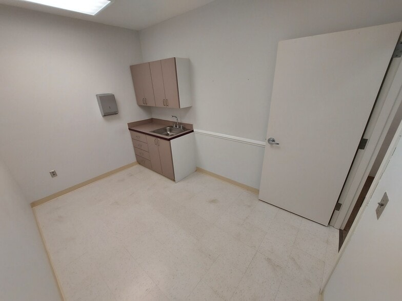More Photos Of 5015 Southpark Dr, Durham Medical For Lease