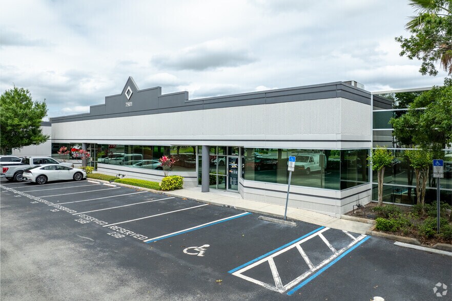 More Photos Of 7901 Kingspointe Pky, Orlando Showroom For Sale