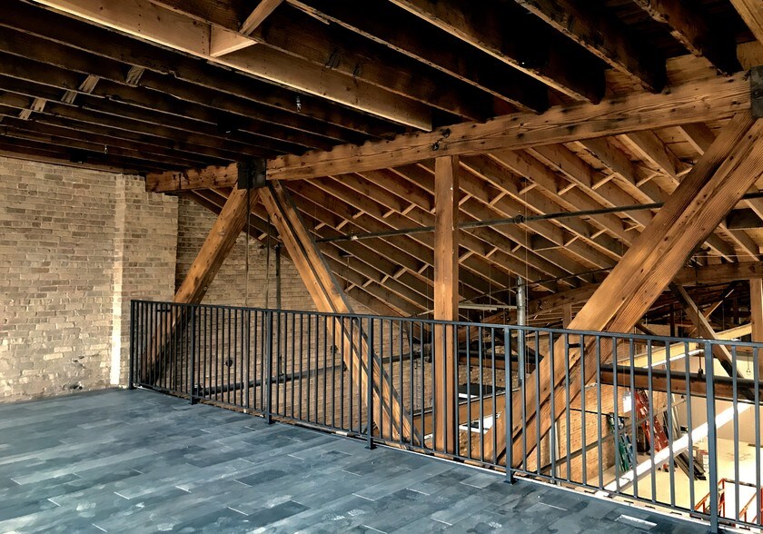 More Photos Of 1640 W Carroll Ave, Chicago Showroom For Lease