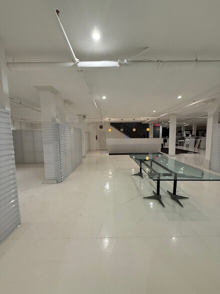More Photos Of 530 Santa Monica Blvd, Santa Monica Storefront For Lease