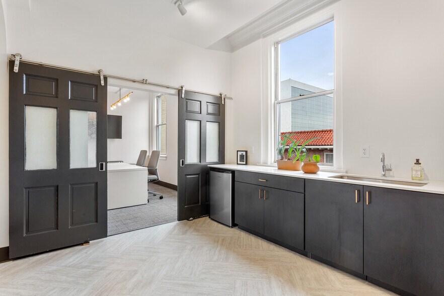 More Photos Of 312 Sycamore St, Decatur Office For Sale