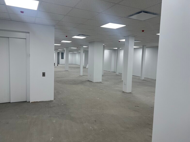 More Photos Of 6973 Grand Ave, Maspeth Office Residential For Lease