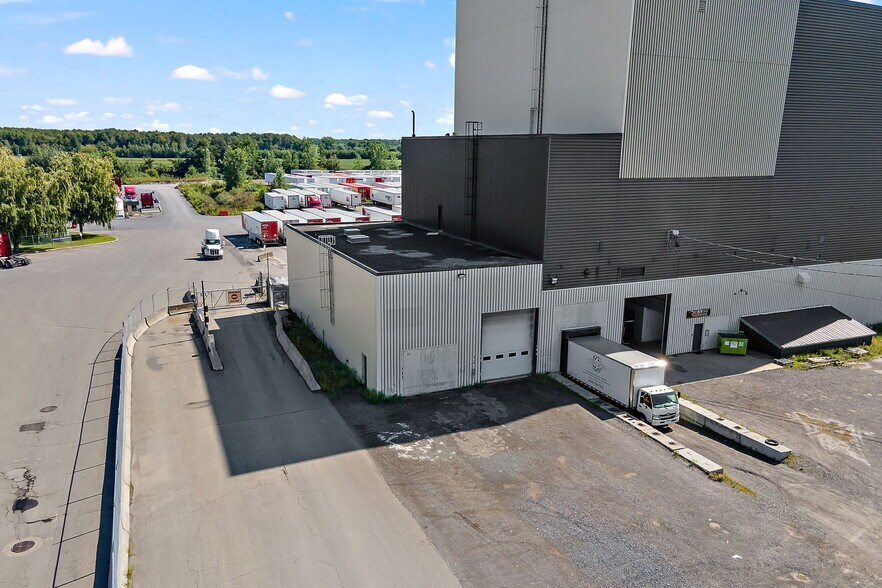 More Photos Of 35-75 Rue De L'acier, Coteau-du-lac Manufacturing For Sale