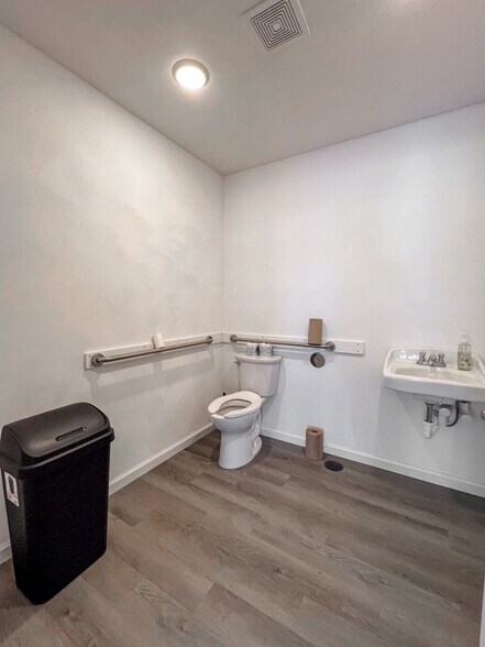 More Photos Of 1040 W Main St, Mascoutah Freestanding For Lease