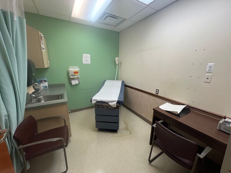 More Photos Of 60 E Warren Ave, Detroit Medical For Lease