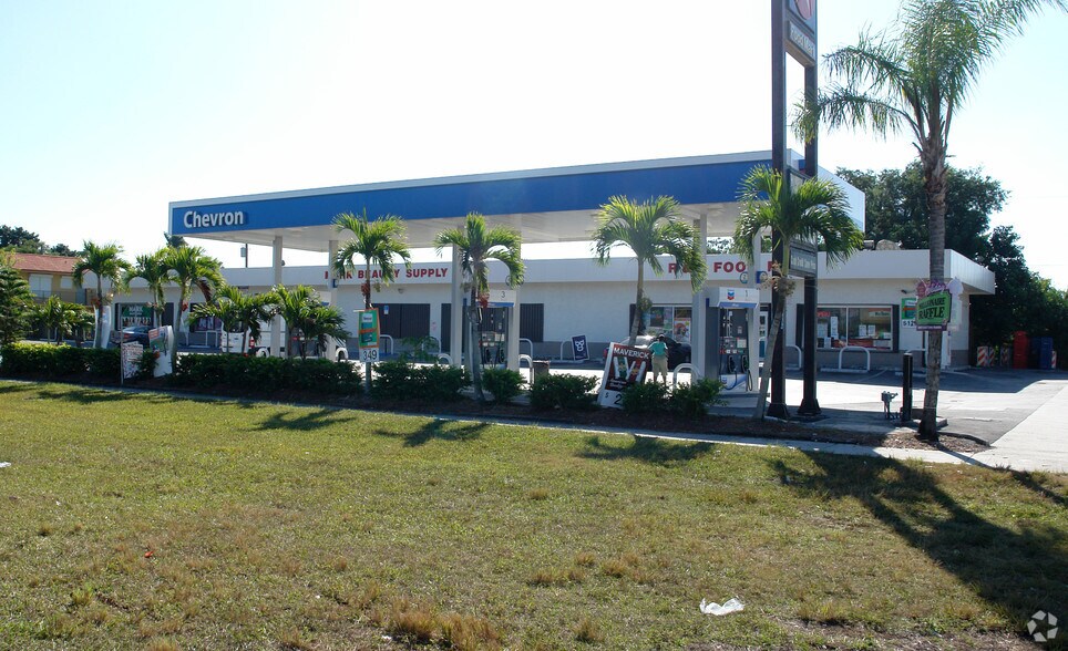 More Photos Of 881 W Palm Dr, Florida City General Retail For Lease