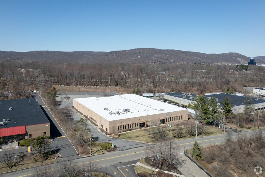 More Photos Of 300 Corporate Dr, Mahwah Warehouse For Lease