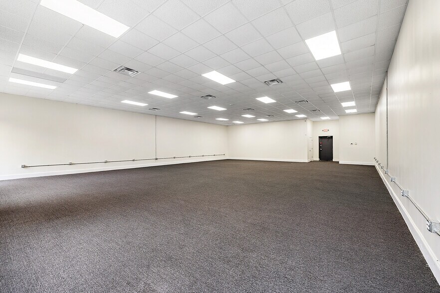 More Photos Of 10840-10850 W 9 Mile Rd, Oak Park Freestanding For Lease