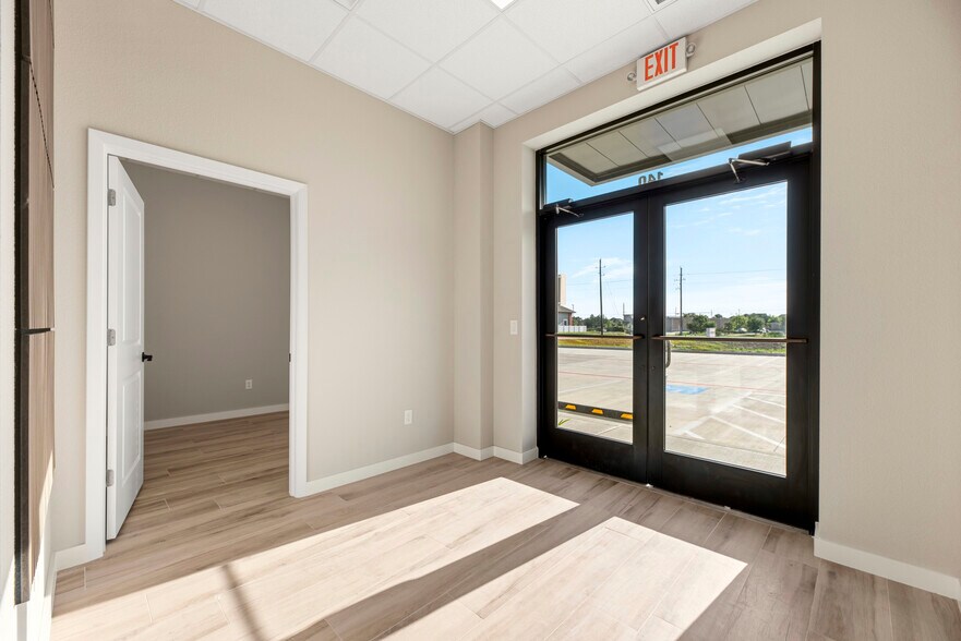 More Photos Of 17985 Shaw Rd, Cypress Office For Sale