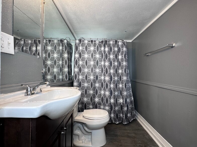 More Photos Of 1106 Esplanade St, Marshall Apartments For Sale