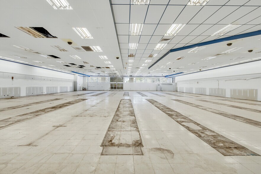More Photos Of 2300 Wynnton Rd, Columbus Drugstore For Lease