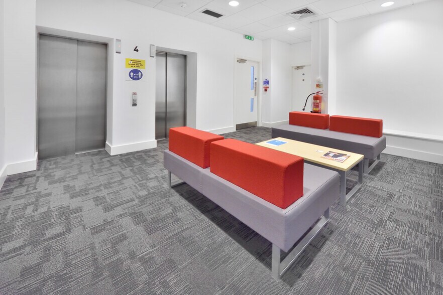 More Photos Of 18 George St, Edinburgh Office For Lease